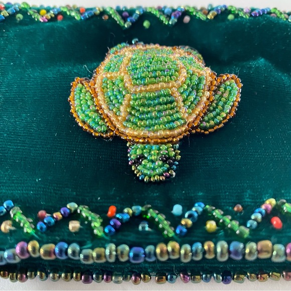 Dazzling Zippered Green Velvet Beaded Turtle Coin Purse Wallet - Picture 2 of 7